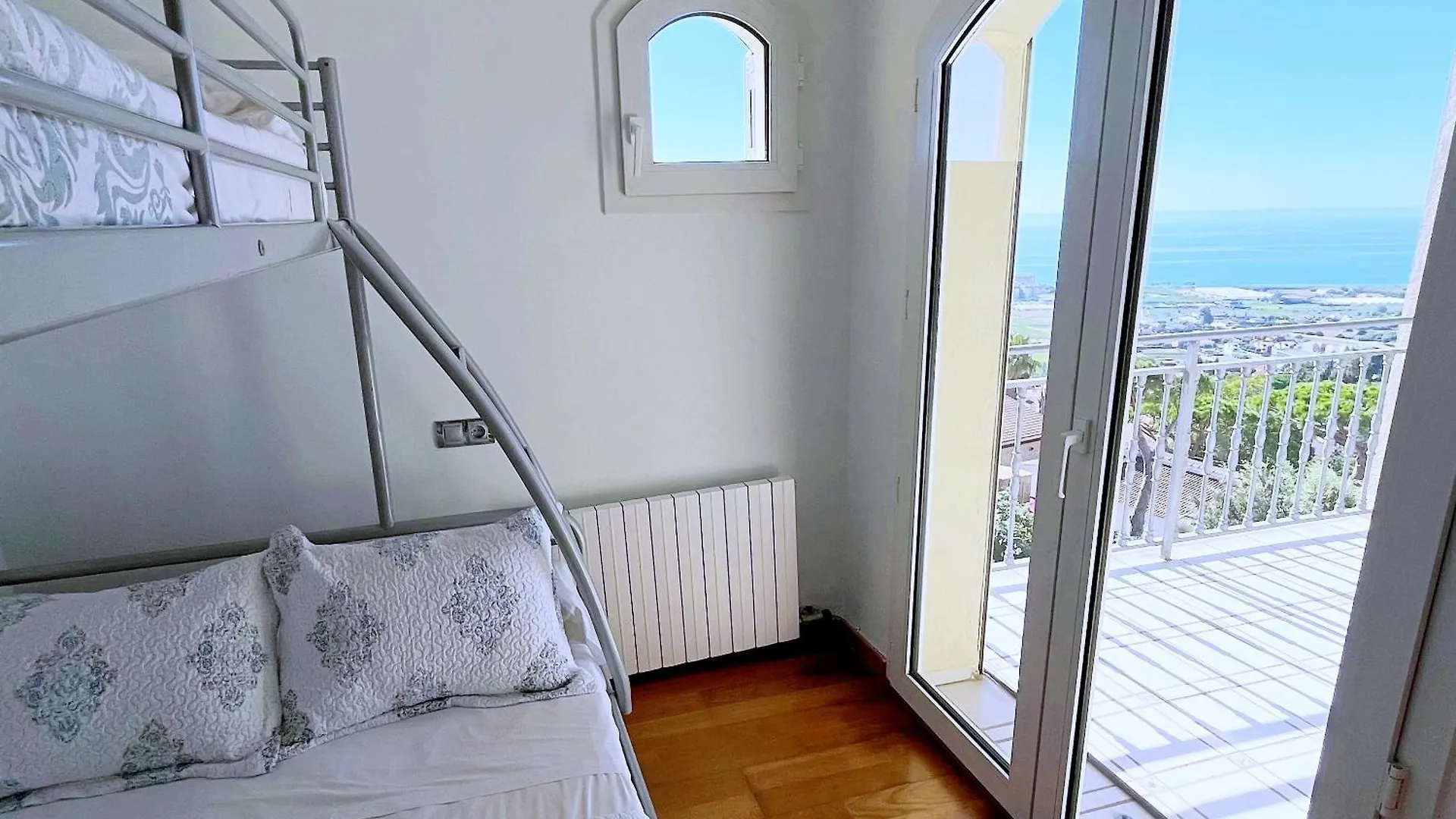 Villa con piscina privada climatizada Santa Susanna 0*,  España
